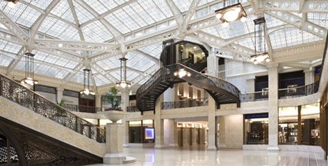 The Rookery, Chicago, IL - Designed by Daniel Burnham and John Root, The Rookery (1888) is one of Chicago’s greatest early commercial skyscrapers. The luminous and brilliantly articulated central light court was designed by Wright in 1905. Root’s original ornamental metalwork designs and Wright’s remodeling of goldleaf-incised Carrara marble result in a spectacular environment. Frank Lloyd Wright Chicago, Daniel Burnham, Chicago Attractions, Robie House, Chicago Buildings, Chicago Landmarks, Louis Sullivan, Frank Lloyd Wright Architecture, Prairie School