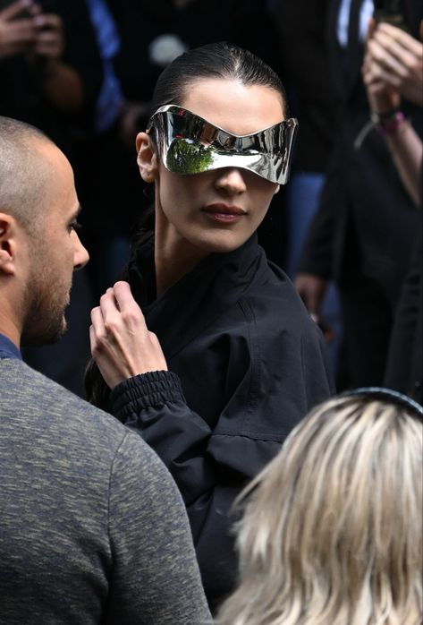 Balenciaga Fashion Show, Pretty Sunglasses, Isabella Hadid, Balenciaga Fashion, Magnolia Park, Nerd Fashion, Hadid Sisters, Bella Hadid Style, Fashion Eye Glasses