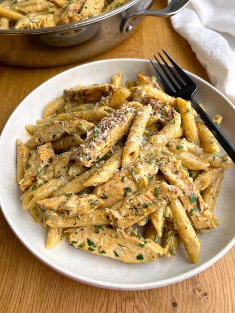 Garlic Parmesan Chicken and Pasta (One-Pan) Chicken And Pasta, Chicken Parmesan Pasta, Easy Chicken Dinner Recipes, Garlic Parmesan Chicken, Parmesan Chicken, Vegan Parmesan, Beef Stroganoff, Chicken Dishes Recipes, Garlic Parmesan