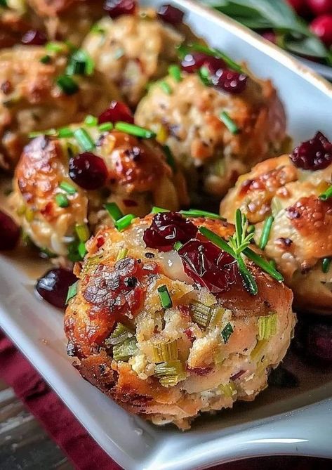 Stuffing Meatballs, Stuffing Balls Recipe, Cranberry Stuffing, Cranberry Turkey, Turkey Cranberry, Stuffing Balls, Turkey Stuffing, Easy Holiday Recipes, Lunch Recipe