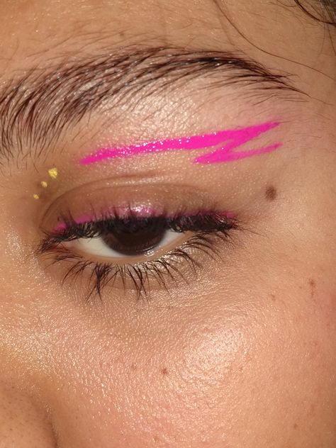 Pink Graphic Liner Hooded Eyes, Minimalist Graphic Eyeliner, Simple Graphic Liner Hooded Eyes, Graphics Eyeliner, Minimalist Eye Makeup, Colorful Eyeliner Makeup, Pink Graphic Eyeliner, Simple Graphic Liner, Makeup Hippie