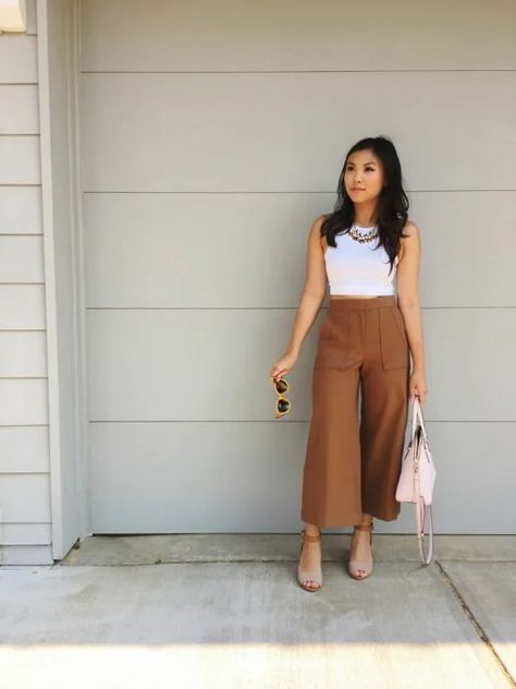 15 Ideas para que luzcas tus pantalones estilo ‘culotte’ Cullotes Outfit Casual, Wide Legged Pants, Long Skirt Fashion, Western Wear Outfits, Casual College Outfits, Gambling Tattoo, Elegante Casual, Dress Indian Style, Causual Outfits