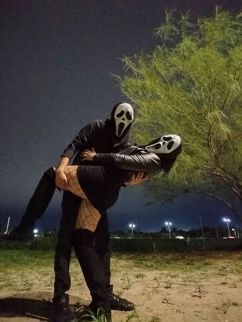 Halloween Ghost Face Couple, Couple Halloween Costumes Ghostface, Scream Cosplay Couple, Couple Costume Poses, Ghost Face Inspired Outfit, Ghostface Halloween Costume Couple, Couple Scream Costume, Couples Scream Costume, Couples Scary Costumes