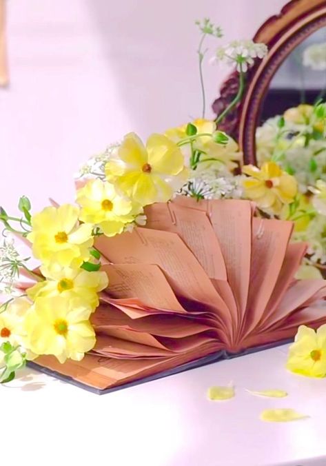 Book Flower Arrangement Ideas, Book Flower Arrangement, Book Centerpiece Ideas, Masculine Flower Arrangements, Wedding Centerpiece Ideas Diy, Unusual Flower Arrangements, Book With Flowers, Paper Flower Wedding, Book Centerpieces