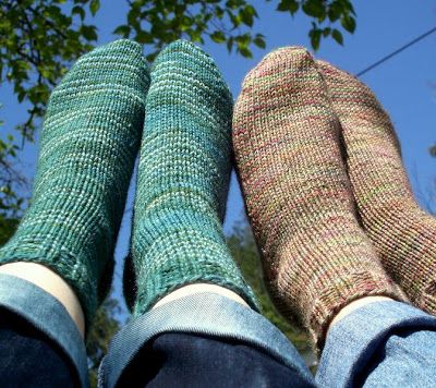 Never Not Knitting: Beginner Socks  Uses worsted weight for warmies Socks Knitting, Beginner Knitting Patterns, Sock Knitting Patterns, Knitted Socks, Crochet Socks, Knitted Wit, How To Purl Knit, Sock Patterns, Yarn Projects