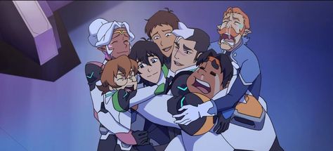 Shiro, Lance, Hunk, Coran, Allura, Pidge giving Keith a group hug goodbye from Voltron Legendary Defender Voltron Fanfiction, Matt Holt Voltron, Hunk Voltron, Form Voltron, Voltron Ships, Voltron Klance, Voltron Legendary Defender, Space Cat, Character Development