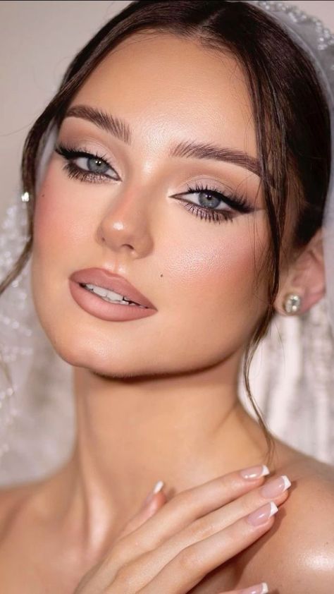 Makeup For White Dress, Simple Bridal Makeup, Grad Ideas, Woman Style, Dress Makeup, Make Me Up, Light Makeup, Party Makeup, Makeup Trends