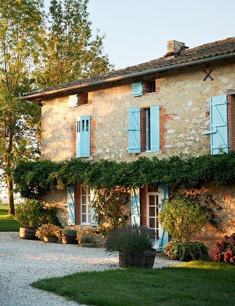 Plantación pared French Countryside Home, Painted Sky, Blue Shutters, French Cottage, French Farmhouse, French Countryside, French Country House, Stone Houses, Old Stone