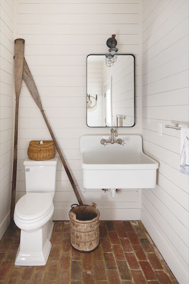 Nautical objects make up the décor of the pool house, bathroom and outdoor shower. Pool Bathroom Ideas, Outdoor Pool Bathroom, Pool House Bathroom, Garage Bathroom, Living Pool, Outdoor Bathroom Design, Outdoor Toilet, Pool Bathroom, Home Design Magazines