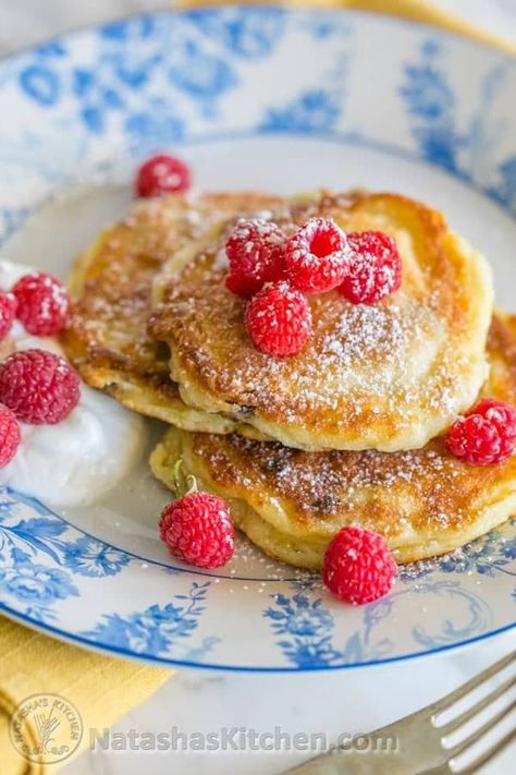 Ukrainian Syrniki Recipe (Cheese Pancakes) Syrniki Recipe, Ukrainian Dishes, Farmers Cheese Recipes, Ukrainian Desserts, Ukraine Food, Farmer Cheese, Sunday Tea, Childhood Food, Sweet Cheese