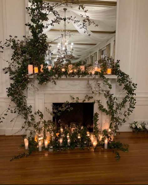 Candle Wedding Backdrop, Candle Fireplace Ideas, Fireplace Decor Wedding, Flower Fireplace, Mantel Flowers, Wedding Flowers Candles, Advent Decor, Plaza Christmas, Autumn Picnic