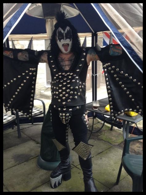 Gene Simmons Costume, Gene Simmons Kiss, Kiss Costume, Gene Simmons, Creative Valentines, Diy Valentines Crafts, Diy Valentines Gifts, Diy Costumes, Valentines Diy