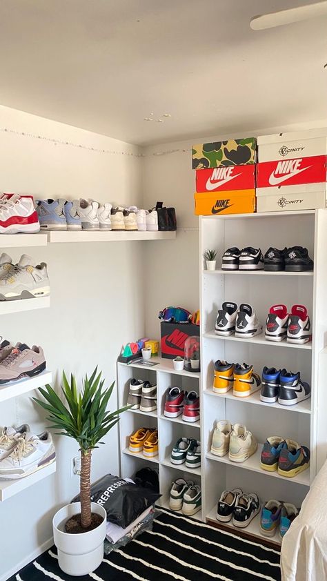 Sneaker Displays Bedroom, Sneaker Head Apartment, Hybeast Room Ideas, Sneakerhead Room Decor, Sneakerhead Room Ideas, Sneaker Room Aesthetic, Sneaker Room Ideas, Hype Beast Room, Streetwear Decor