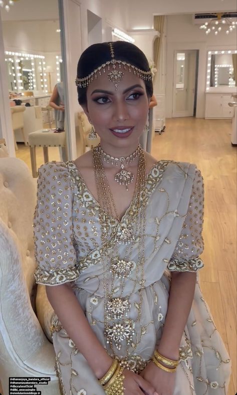 White And Gold Saree Wedding, Indian Wedding Outfits Latest, Wedding Outfits Indian Bride, Indian Wedding Outfits For Bride, Wedding Outfits For Bride, Kandian Bride, White And Gold Saree, Groom Indian Wedding Outfits, Outfits For Bride