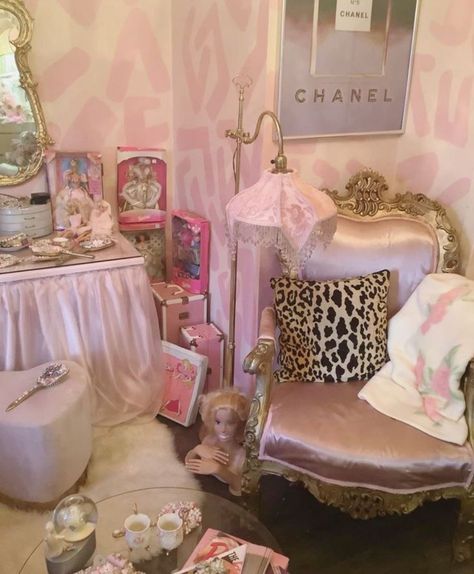 Vintage Pink Vanity, Burlesque Room Aesthetic, Vintage Barbie Room Decor, Vintage Glam Apartment, Barbie Dressing Room, Old Hollywood Glamour Room, Burlesque Dressing Room, Retro Glamour Aesthetic, Malibu Barbie Room