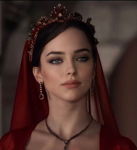 Medieval Makeup, Queen Aesthetic, Female Character Inspiration, Aesthetic Red, Princess Aesthetic, Fantasy Aesthetic, Red Aesthetic, Character Portraits, Woman Face