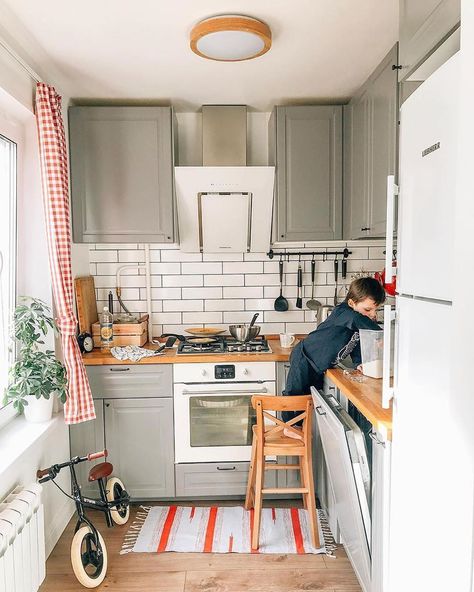 Small Apartment Kitchen, Kitchen Remodel Design, Small Kitchen Decor, Apartment Kitchen, Tiny Kitchen, Kitchen Layout, Home Decor Kitchen, Interior Design Kitchen, 인테리어 디자인