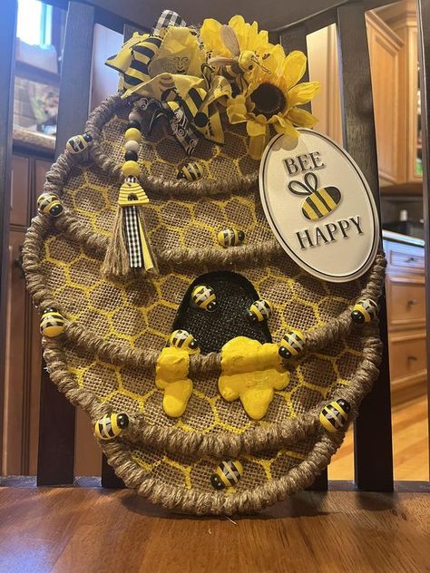 Beehive Wreath, Bee Hives Diy, Bumble Bee Decorations, Bumble Bee Craft, Bee Hive Craft, Sunflower Crafts, Fall Decor Diy Crafts, Honey Bee Decor, Craft Booth Displays