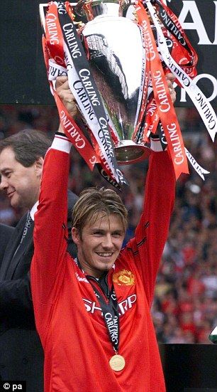 David Beckham in his Manchester United days Beckham Manchester United, David Beckham Manchester United, David Beckham Football, David Beckham Style, Manchester United Wallpaper, Soccer Girl Problems, Manchester United Fans, Barcelona Soccer, Usa Soccer Women