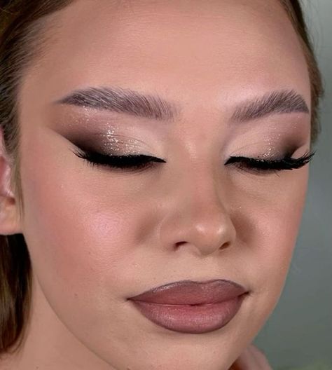 Silver Glam Makeup Sparkle, 2024 Eyeshadow Looks, Silver Bridal Makeup, Makeup 2024 Trends, Makeup With Crystals, Makeup Forever Lip Liner, Advent Calendar Makeup, Makeup Ideas Prom, Neutral Glam Makeup