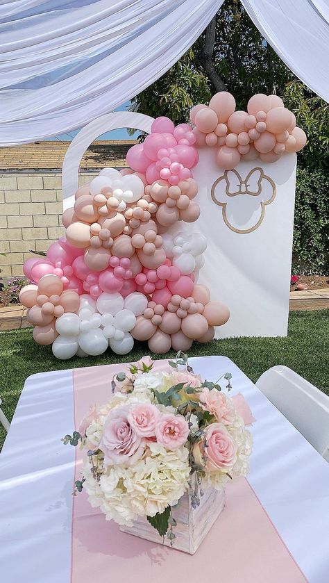 Pastel Color Minnie Mouse Party, Pink And Gold Minnie Mouse Balloon Garland, Minnie Mouse Party Table Decor, Minnie Mouse Floral Birthday Party, Boho Mini Mouse Party, Minnie Mouse Balloon Decor, Minnie Mouse Party Centerpieces, Minnie Mouse Table Set Up, Neutral Minnie Mouse Party