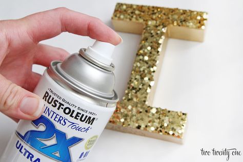 How to make glitter letters! This great step-by-step tutorial shows how to create glitter covered letters for any occasion! Decorated Sorority Letters, Wooden Letters Diy, Styrofoam Letters, Glitter Projects, Styrofoam Crafts, How To Make Glitter, Diy Prom, Cardboard Letters, Painting Wooden Letters