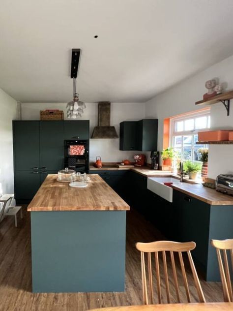 Forest Green Kitchen Wood Counter, Green Kitchen Wood Worktop, Green Kitchen Oak Worktop, Green Kitchen Wood Countertop, Green Kitchen Wooden Worktop, Green Island Kitchen, Wooden Worktop Kitchen, Wood Worktop Kitchen, Chestnut Kitchen