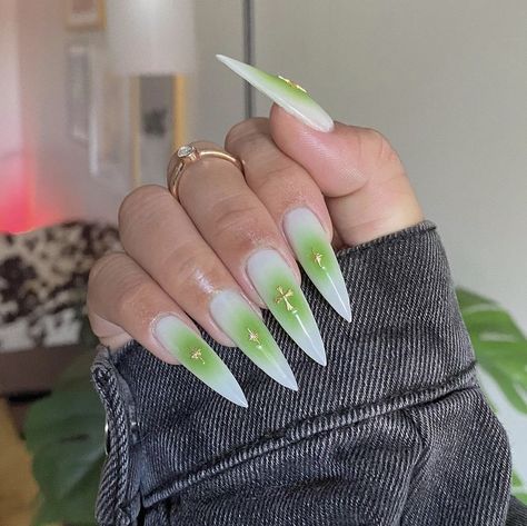 green aura nails. nails with gold charms Green Airbrush Nails, My Aura Color, Nails With Gold Charms, Green Trendy Nails, March Nails Colors, Nails Emerald Green, Green Aura Nails, Cute March Nails, Early Spring Nails