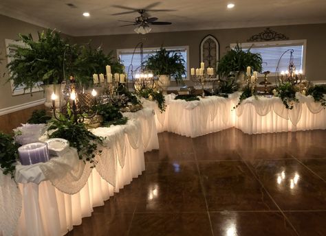 Food Arrangement Ideas Buffet Tables Wedding Reception, Buffet Decor Wedding, Setting Up A Buffet Table Layout, Buffet Table Ideas Decor Wedding, Elegant Buffet Table, Banquet Decoration Ideas, Wedding Buffet Table Decor, Buffet Table Arrangement, Buffet Table Wedding Receptions