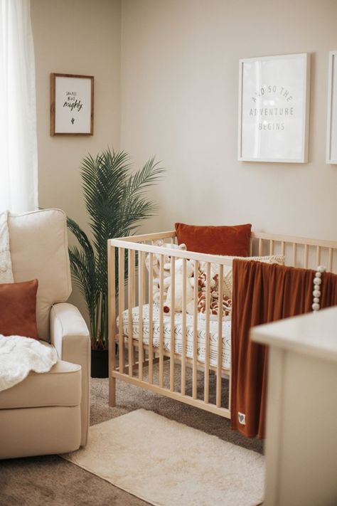 Neutral Minimalist Nursery Ideas, Nursery Ideas Nature, Nature Nursery Ideas, Natural Nursery Ideas, Rust Nursery, Desert Nursery, Ikea Crib, Nature Nursery, Nursery Gender Neutral