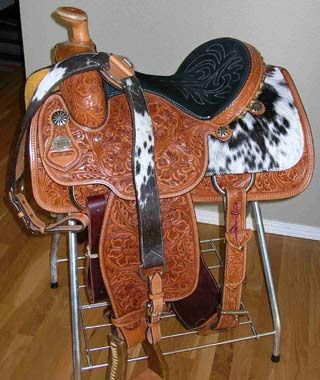 LOVE THIS!!!!!!! I WILL HAVE THIS SADDLE SOMEDAY!!!! :) Western Horse Tack Turquoise, Barrel Racing Tack Rodeo, Barrel Racing Saddles, Western Horse Saddles, Barrel Racing Tack, Cowgirl Accessories, Barrel Racing Horses, Tack Shop, Rodeo Horses