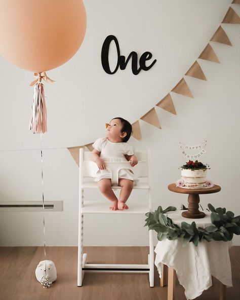 Intimate First Birthday Ideas, Intimate 1st Birthday Party Ideas, First Birthday Simple Decorations, First Birthday Photo Backdrop, Intimate First Birthday Party, 1st Birthday Decoration Ideas At Home, First Birthday Backdrop Ideas, 1 Birthday Theme, Simple Birthday Backdrop