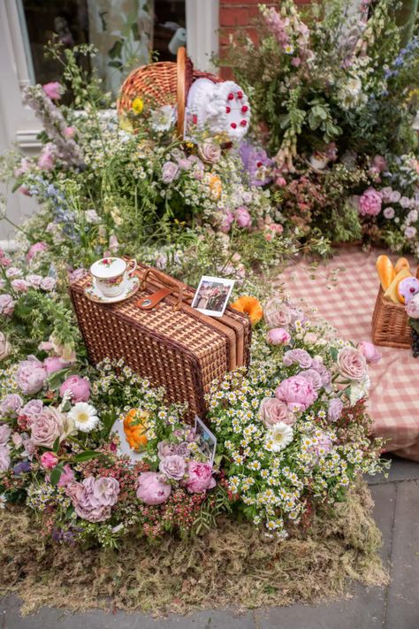 Chelsea in Bloom 2022 Olivia von Halle pink picnic installation Chelsea In Bloom, Flowers Installation, British Icons, Pink Picnic, Gin And Prosecco, Daisy Vintage, Flower Cafe, Chelsea Garden, Floral Installation