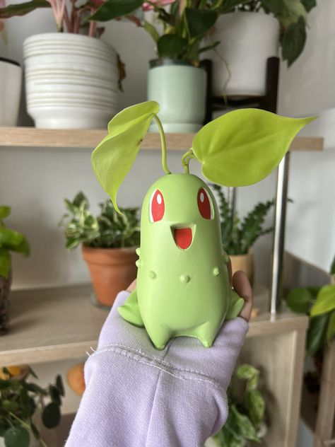 chey 🌱 on Twitter: "propagating my lemon philo in the cutest chikorita planter 😭🤍 https://t.co/8irDGCFTll" / Twitter Plant Pokemon, Pokemon Mug, Adam Savage, Pokemon Room, Artist Alley, Decor Guide, Polymer Clay Creations, Plant Mom, Interior Deco