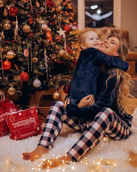 Toddler Christmas Photos, Christmas Photoshoot Kids, Christmas Pictures Kids, Mother Son Photos, Christmas Baby Pictures, Festive Activities, Christmas Family Photoshoot, Baby Christmas Photos, Xmas Pictures