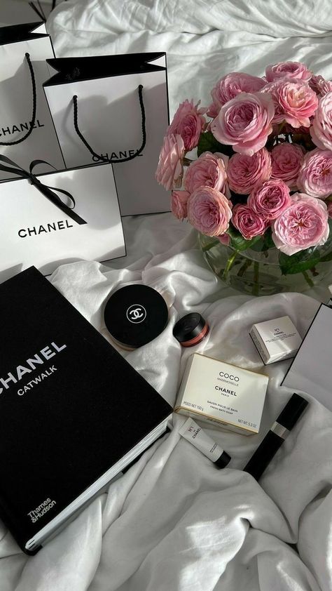 Chanel Aesthetic, Coco Chanel Mademoiselle, Fragrance Photography, Cute Babies Photography, Minimalist Photos, Cream Aesthetic, Iphone Wallpaper Tumblr Aesthetic, Classy Aesthetic, Bath Soap