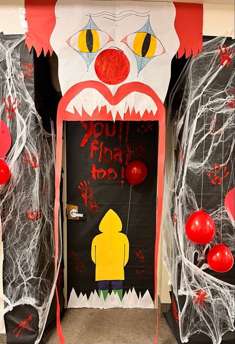 Halloween Clown Theme Decorations, Chucky Door Decorations, Creative Halloween Door Decorations, Scary Halloween Door Ideas, Pennywise Door Decoration, It Door Decoration Halloween, Clown Door Decoration, Halloween Apartment Decor Front Doors, Scary Door Decorations