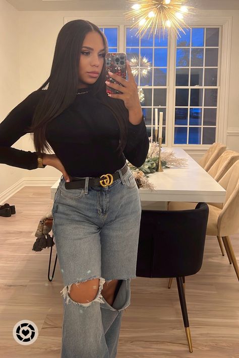 Turtle Neck With Baggy Jeans, Black Jeans With Belt Outfit, Turtle Neck Outfit Black Woman, Black Flare Jeans Outfit, Black Ripped Jeans Outfit, Baggy Flare Jeans, Flare Jean Outfit, Gucci Belt Outfit, Baggy Ripped Jeans