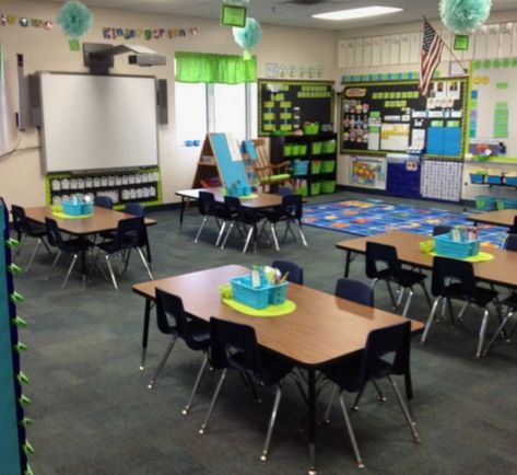 The 21st Century Classroom: 7 Ways to Arrange Collaborative Desks - Classroom Essentials Online Classroom Table Arrangement, Desk Organisation Student, Classroom Seating Arrangements, Kindergarten Classroom Setup, Desk Arrangements, Classroom Arrangement, 21st Century Classroom, Classroom Desk, Classroom Seating