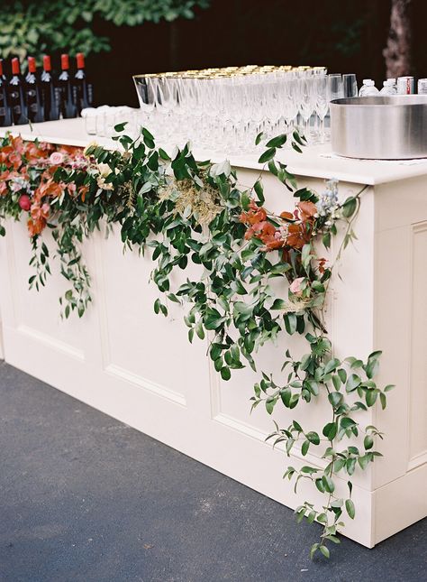 Wedding Bar With Greenery, Wedding Bar Greenery, Bar Wedding Flowers, Bar Florals Wedding, Bar Flowers Wedding, Wedding Bar Flowers, Smilax Wedding, Wedding Bar Decorations, Bar Florals