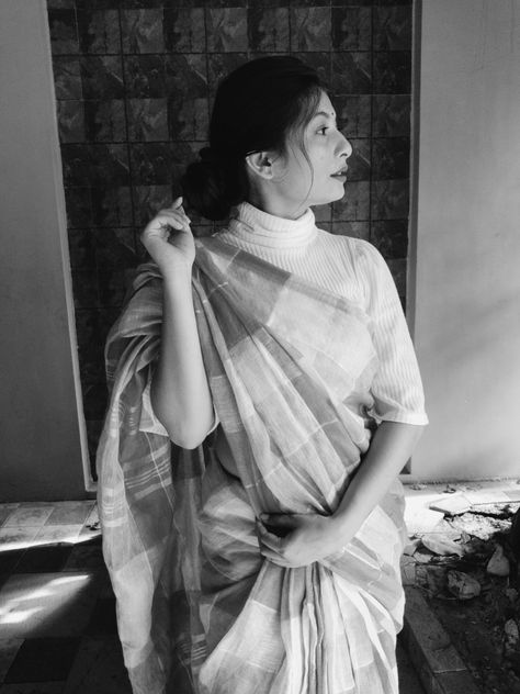 Turtle Neck Saree, Turtle Neck Blouse Saree, Turtle Neck Blouse, Blouse Saree, Linen Saree, Cardboard House, A Turtle, Turtle Neck Top, Retro Look