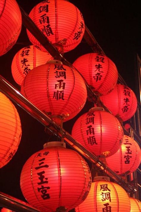 Lanterns At Night, Lantern Aesthetic, Chinese New Year Wallpaper, Chinese Tea House, Lanterns Chinese, Chinese Aesthetic, Chinese Dessert, Sky Lanterns, Chinese Lantern