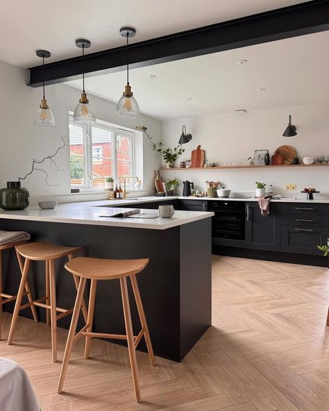 House Beautiful UK (@housebeautifuluk) • Instagram photos and videos Open Plan Kitchen Dining Living, Open Plan Kitchen Diner, Farmhouse Kitchen Lighting, Open Plan Kitchen Dining, Kitchen Lounge, Transitional Decor Kitchen, Real Kitchen, Kitchen Dining Living, Kitchen Design Plans