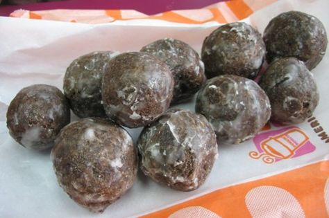 Chocolate glazed munchkins dunkin doughnuts Dunkin Dounuts, Baby Cake Pops, Cheesecake Pops, Chocolate Doughnuts, Chocolate Glazed Donuts, Tummy Yummy, Donut Dessert, Keto Recipes Breakfast, Tim Hortons