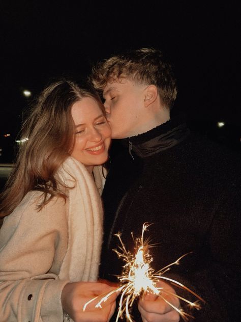 Couple Nye Photo, Nye Picture Ideas Couple, Nye Couples Picture, Nye Couple, Nye Photo Ideas, Nye Picture Ideas, Nye Photos, Sparkler Pictures, New Years Eve Pictures