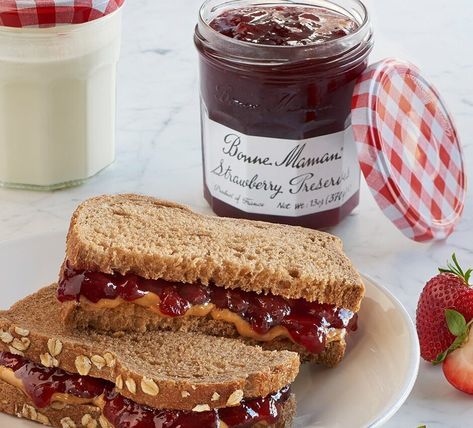 Peanut Butter Jelly Sandwich, Strawberry Overnight Oats, Scary Food, Peanut Butter And Jelly Sandwich, Summer Sandwiches, Strawberry Pancakes, Jelly Sandwich, Snacks For Kids, Cupcake Bakery