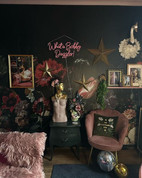 Morning gang! 🩷 The weekend goes so quickly doesn’t it?! Today I thought I’d show you this wall in the dining room. It’s been many colours and patterns over the years, but I think this is my favourite look 👀 I love the dramatic bold mural and it wouldn’t be me if I’d kept it naked…. It needed the cute shelf to display pictures on, the magnificent swan, the fabulous gold metal stars and of course a neon!! 🌸🖤 I’m now thinking of redecorating the lounge 🤪🫢 Only because I’ve ran out of pai... Aesthetic Salon Interior Design, Moody Interior Design, Salon Suites, Stylish Interior Design, Dream Apartment Decor, Goth Home Decor, Dream Apartment, Eclectic Home, Home N Decor