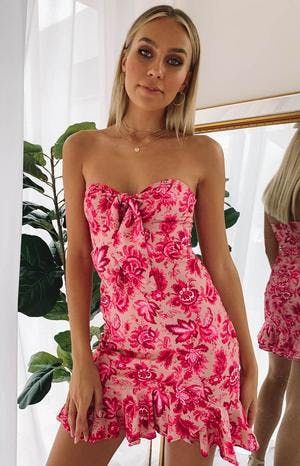 Feeling fun, flirty and floral? The Amuse Strapless Dress in Pink Floral is perfect for you! Pair this with some heels and a side bag for a cute, girly look on your next night out! Date Night Outfit Dress, Dress Date Night Outfit, Floral Strapless Dress, Outfit Short, Partywear Dresses, Coctail Dresses, Flowy Design, Buy Dresses Online, Semi Formal Dress