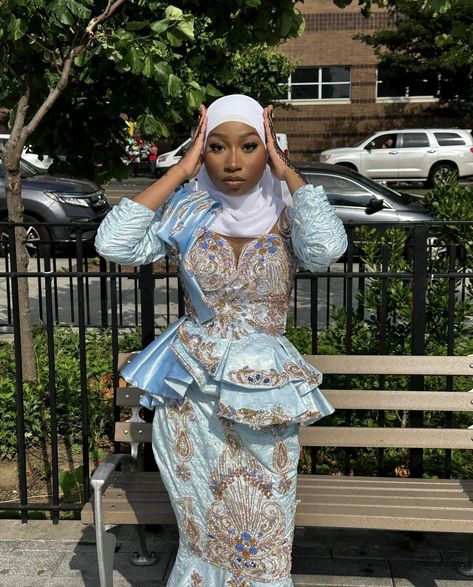 Guinean Traditional Dresses, Eid Bazin, Bazin Styles For Women, Bazin Designs, Senegalese Dresses, Eid Outfits African, Bazin Styles, Cultural Clothes, Eid Clothes