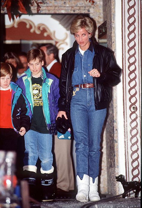 11 Princess Diana outfits we're recreating this winter - Photo 11 Family Photo Outfits Winter, Diana Williams, Princess Diana Fashion, Canadian Tuxedo, Prinz Harry, Princes Diana, Diana Fashion, Oufits Casual, Moon Boot